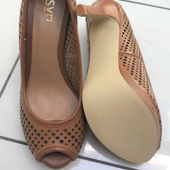 Genuine leather perforated design heels - Picture 3 of 4